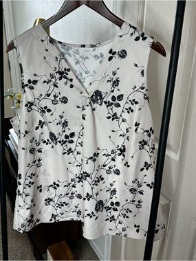 Sleeveless V-Neck Floral Blouse - White with Black Floral ❄️